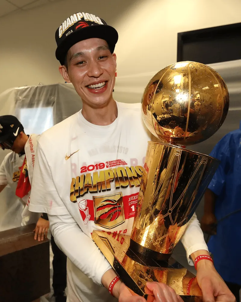猛龙官方晒组图祝福林书豪：祝你退役快乐，冠军