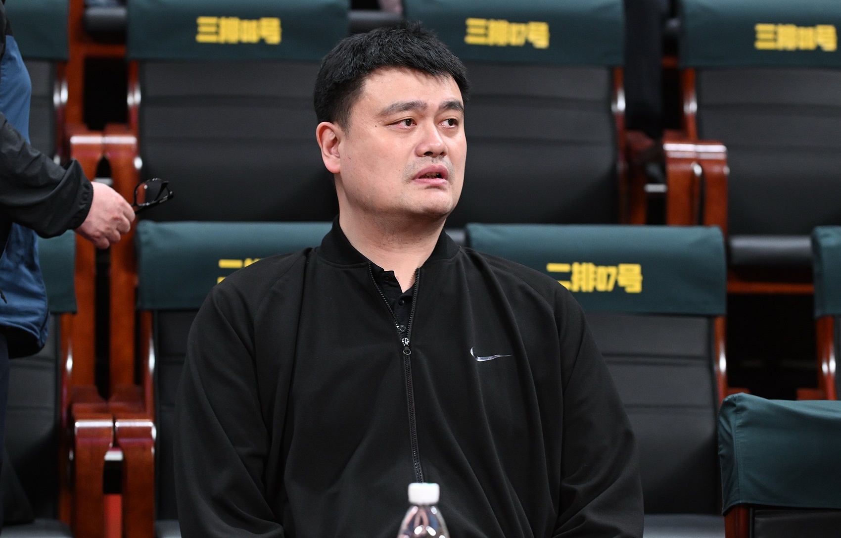 姚明推动CBA标准化合同实施，促进近年球员转会市场繁荣