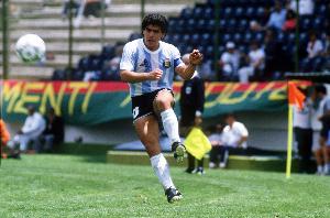 阿媒:马拉多纳16岁已经首次穿国家队10号,马斯坦托诺并未破纪录