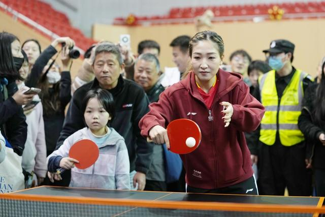 开云集团官网香港-和徐寅生刘诗雯打球是什么样的体验？特奥选手圆梦乒乓舞台|俞世根|新民晚报|男子单打|冰球|老师_新浪新闻