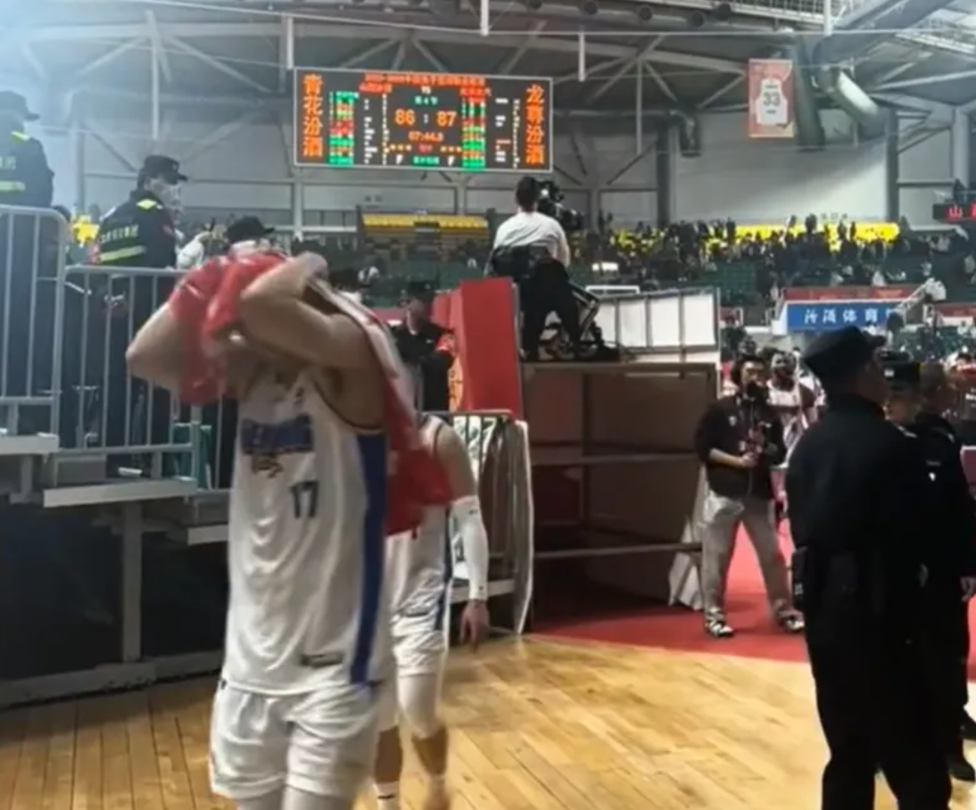 开云体育-朝球员吐口水！山西球迷太猛了，令人大开眼界！