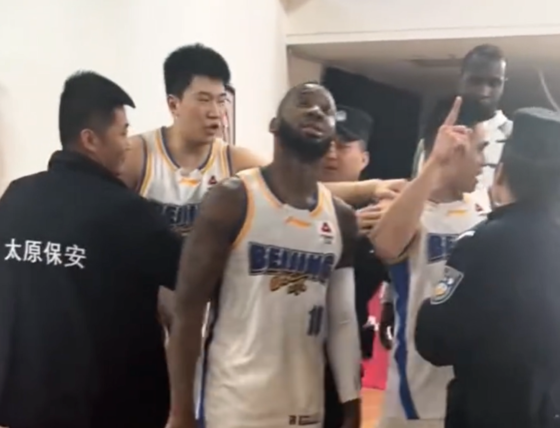 开云体育-朝球员吐口水！山西球迷太猛了，令人大开眼界！