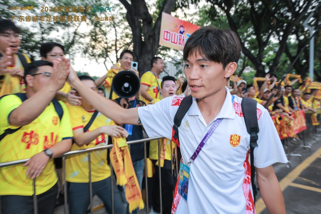 开云体育-媒体报道 | 球场追风 街巷坚守!粤超中山队21号球员黄少聪的两面精彩