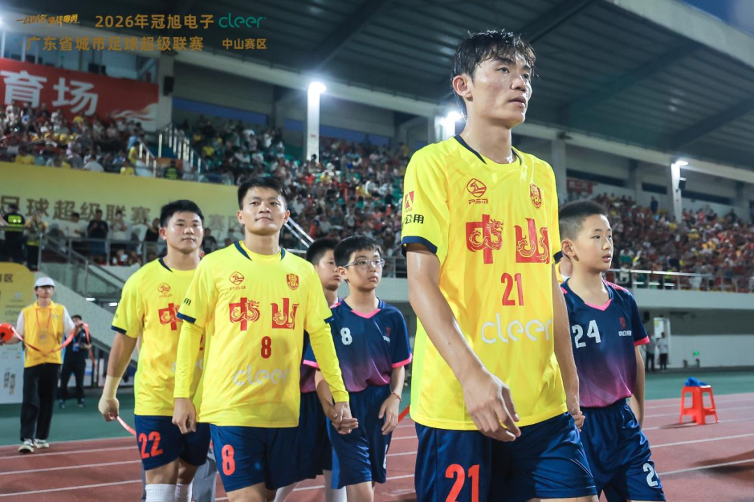 开云体育-媒体报道 | 球场追风 街巷坚守!粤超中山队21号球员黄少聪的两面精彩